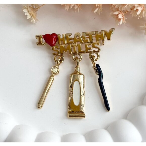 Dentist Themed Vintage Gold Toned Toothbrush Vinage "Healthy Smiles" Brooch Pin - Picture 1 of 8